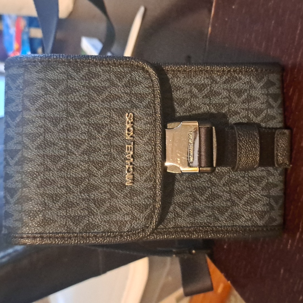 Michael Kors Cellphone crossbody